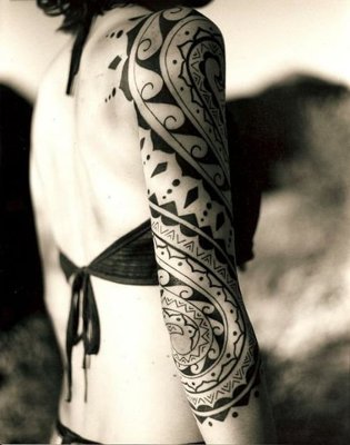  Tatouage maori, polynésien de tout le bras sur une femme